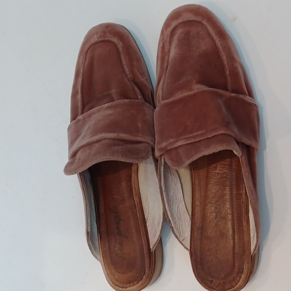 FREE PEOPLE SUEDE SLIP ON MULES - Picture 2 of 7